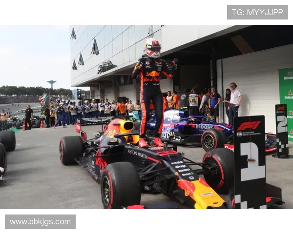 维斯塔潘雨中稳夺冠梅奔复苏惊艳收官巴西大奖赛燃爆全场