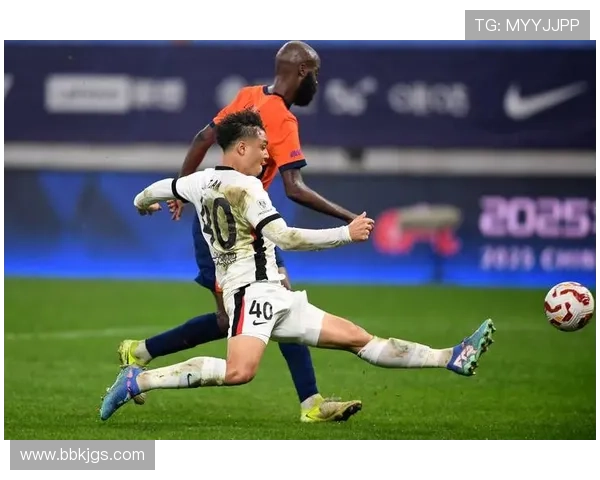 李新翔精彩穿裆过人后推射远角破门助海港4-2领先海牛 李新翔精彩穿裆过人后推射远角破门助海港4-2领先海牛